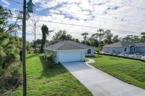 House in North Port, Florida 3 bedrooms, 142.33 sq.m. № 1382857 - photo 1