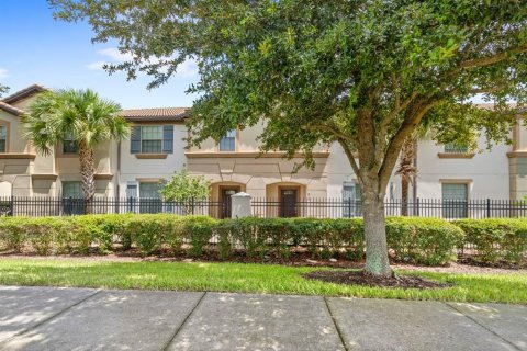 Adosado en venta en Kissimmee, Florida, 5 dormitorios, 210.24 m2 № 1297790 - foto 1