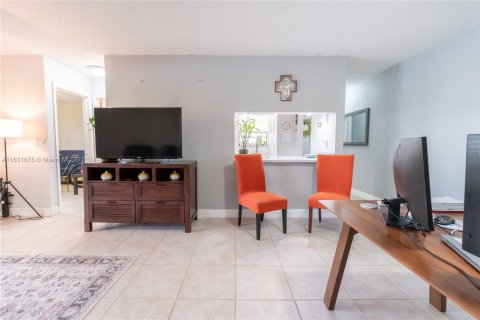 Condo in Sunrise, Florida, 2 bedrooms  № 1293026 - photo 16