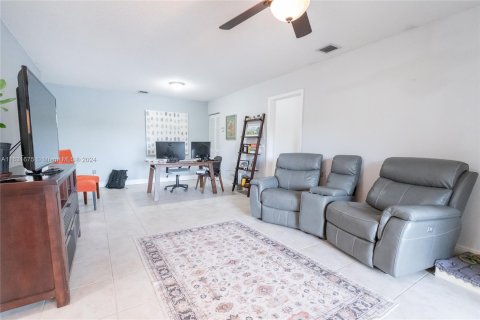 Condo in Sunrise, Florida, 2 bedrooms  № 1293026 - photo 13