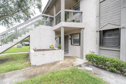 Condo in Sunrise, Florida, 2 bedrooms  № 1293026 - photo 1