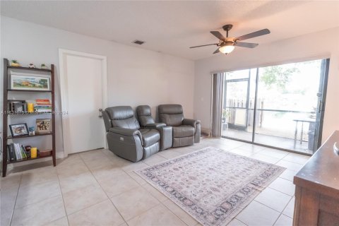 Condo in Sunrise, Florida, 2 bedrooms  № 1293026 - photo 17