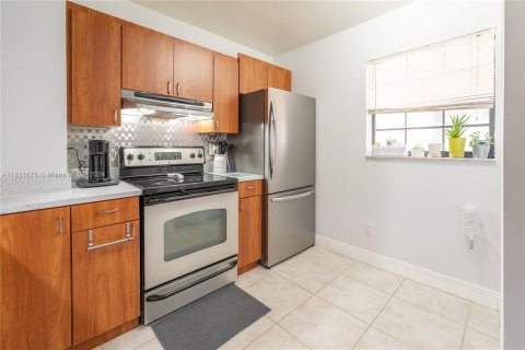 Condo in Sunrise, Florida, 2 bedrooms  № 1293026 - photo 10