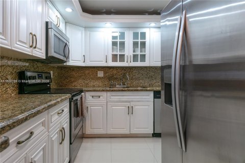 Condo in Hallandale Beach, Florida, 2 bedrooms  № 1293027 - photo 3