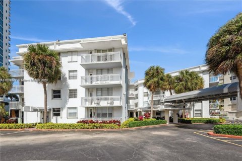 Copropriété à vendre à Hallandale Beach, Floride: 2 chambres, 87.79 m2 № 1293027 - photo 1