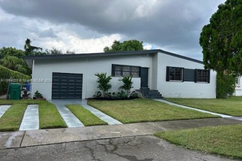 House in Miami, Florida 3 bedrooms, 123.56 sq.m. № 1377166 - photo 1