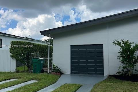 House in Miami, Florida 3 bedrooms, 123.56 sq.m. № 1377166 - photo 5