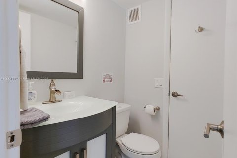 Condo in Sunny Isles Beach, Florida, 2 bedrooms  № 1377165 - photo 14