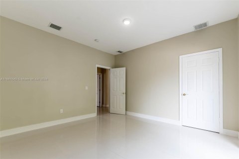 House in Miami, Florida 4 bedrooms, 310.48 sq.m. № 1330546 - photo 30