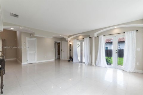 House in Miami, Florida 4 bedrooms, 310.48 sq.m. № 1330546 - photo 17