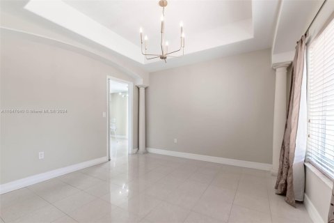 House in Miami, Florida 4 bedrooms, 310.48 sq.m. № 1330546 - photo 9