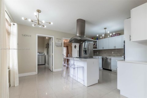 House in Miami, Florida 4 bedrooms, 310.48 sq.m. № 1330546 - photo 18