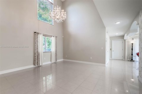 House in Miami, Florida 4 bedrooms, 310.48 sq.m. № 1330546 - photo 10