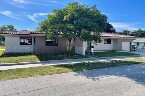 Villa ou maison à vendre à Miami, Floride: 3 chambres, 197.42 m2 № 1330545 - photo 3