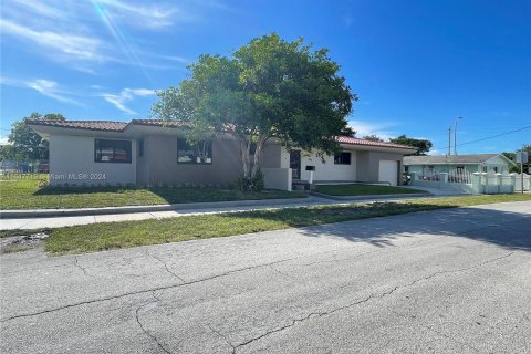 Villa ou maison à vendre à Miami, Floride: 3 chambres, 197.42 m2 № 1330545 - photo 2