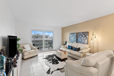 Condo in Hollywood, Florida, 2 bedrooms  № 1095930 - photo 6