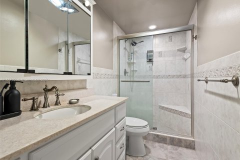 Condo in Hollywood, Florida, 2 bedrooms  № 1095930 - photo 13