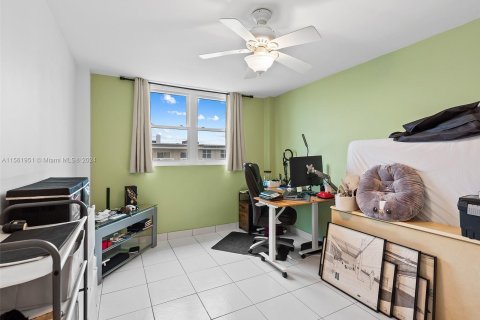 Condo in Hollywood, Florida, 2 bedrooms  № 1095930 - photo 14