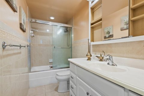 Copropriété à vendre à Hollywood, Floride: 2 chambres, 116.13 m2 № 1095930 - photo 15