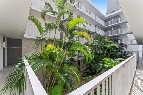 Condo in Miami Beach, Florida, 1 bedroom  № 1433285 - photo 26