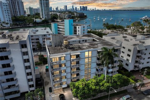 Condo in Miami Beach, Florida, 1 bedroom  № 1433285 - photo 1