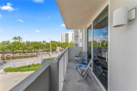 Condo in Miami Beach, Florida, 1 bedroom  № 1433285 - photo 17