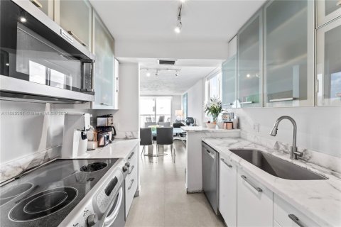 Condo in Miami Beach, Florida, 1 bedroom  № 1433285 - photo 15