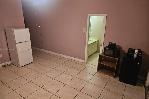 Propiedad comercial en alquiler en Miami, Florida, 1 dormitorio, 55.74 m2 № 1357067 - foto 1