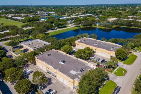 Commercial property in Wellington, Florida № 830403 - photo 1
