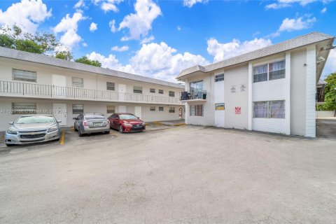 Commercial property in Opa-locka, Florida № 995623 - photo 18