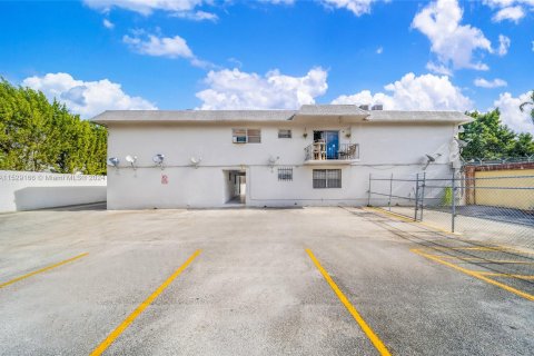 Commercial property in Opa-locka, Florida № 995623 - photo 11