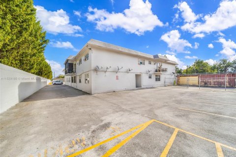 Commercial property in Opa-locka, Florida № 995623 - photo 3