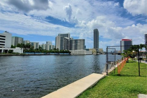 Copropriété à vendre à Hallandale Beach, Floride: 2 chambres, 99.87 m2 № 1310842 - photo 19