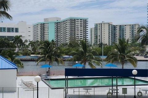 Copropriété à vendre à Hallandale Beach, Floride: 2 chambres, 99.87 m2 № 1310842 - photo 1