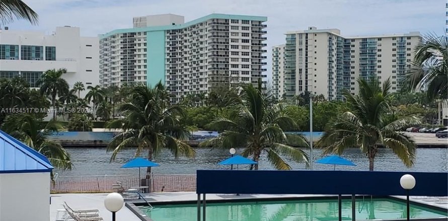 Condo à Hallandale Beach, Floride, 2 chambres  № 1310842