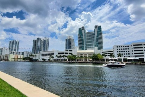 Condo in Hallandale Beach, Florida, 2 bedrooms  № 1310842 - photo 21