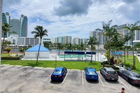 Condo in Hallandale Beach, Florida, 2 bedrooms  № 1310842 - photo 17