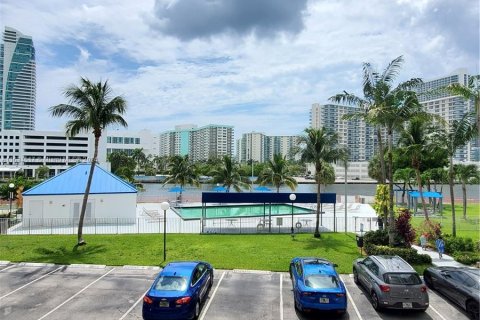 Copropriété à vendre à Hallandale Beach, Floride: 2 chambres, 99.87 m2 № 1310842 - photo 18