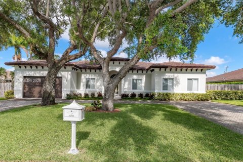 Villa ou maison à vendre à Miami, Floride: 5 chambres, 387.96 m2 № 1310451 - photo 1