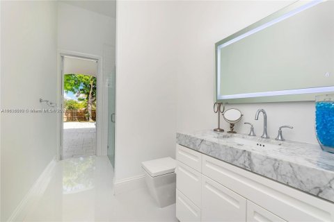 House in Miami, Florida 5 bedrooms, 387.96 sq.m. № 1310451 - photo 6