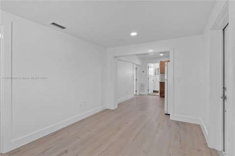 Apartamento en alquiler en Miami, Florida, 2 dormitorios, 194.17 m2 № 1357271 - foto 4