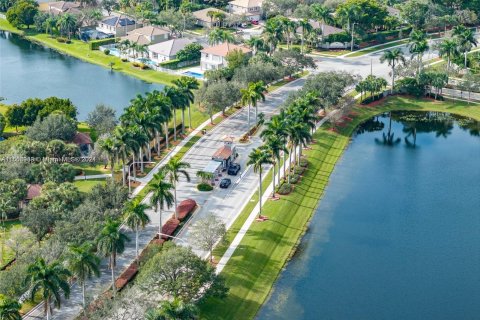 Villa ou maison à louer à Weston, Floride: 3 chambres, 169.92 m2 № 1357269 - photo 1