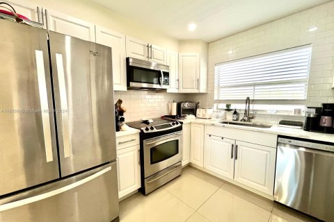 Condo in Sunrise, Florida, 2 bedrooms  № 1357270 - photo 1