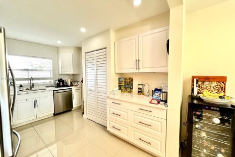 Condo in Sunrise, Florida, 2 bedrooms  № 1357270 - photo 2