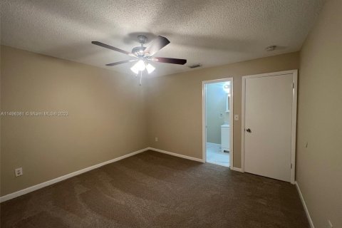 Townhouse in Hialeah, Florida 2 bedrooms, 100.8 sq.m. № 876174 - photo 21