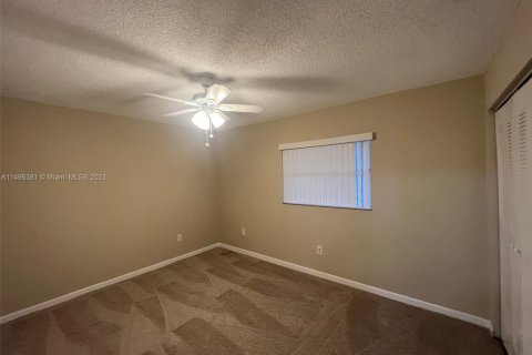 Townhouse in Hialeah, Florida 2 bedrooms, 100.8 sq.m. № 876174 - photo 16