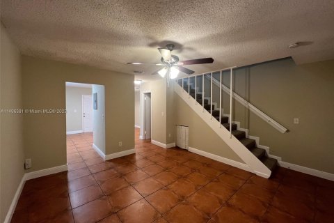 Townhouse in Hialeah, Florida 2 bedrooms, 100.8 sq.m. № 876174 - photo 12