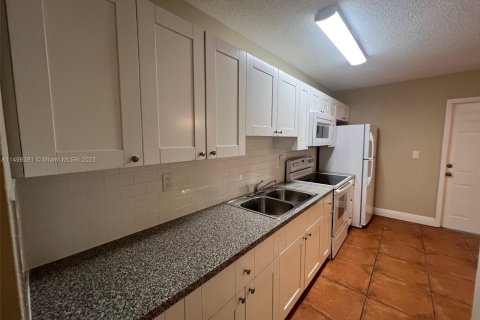 Townhouse in Hialeah, Florida 2 bedrooms, 100.8 sq.m. № 876174 - photo 13