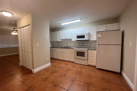 Townhouse in Hialeah, Florida 2 bedrooms, 100.8 sq.m. № 876174 - photo 7