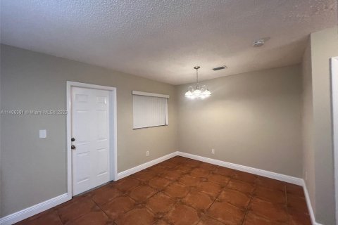 Townhouse in Hialeah, Florida 2 bedrooms, 100.8 sq.m. № 876174 - photo 14